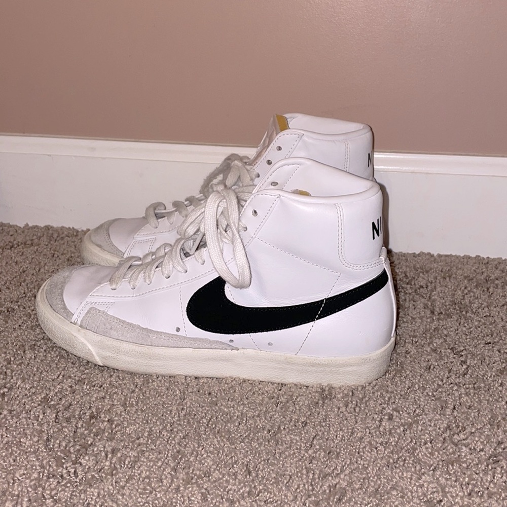 Nike Women's Blazer Mid 77